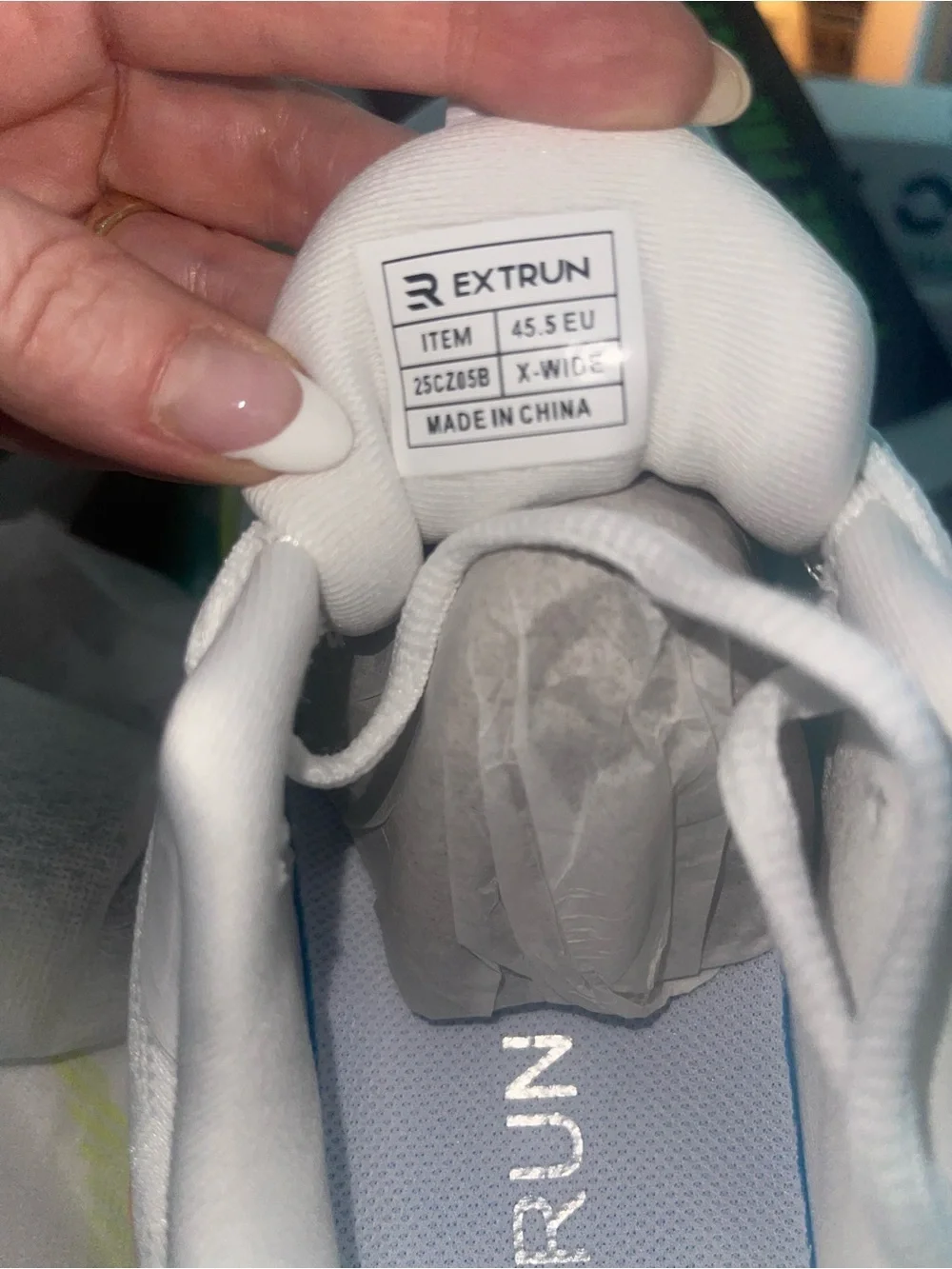EXTRUN Men’s White Running Sneakers with Gradient Accent